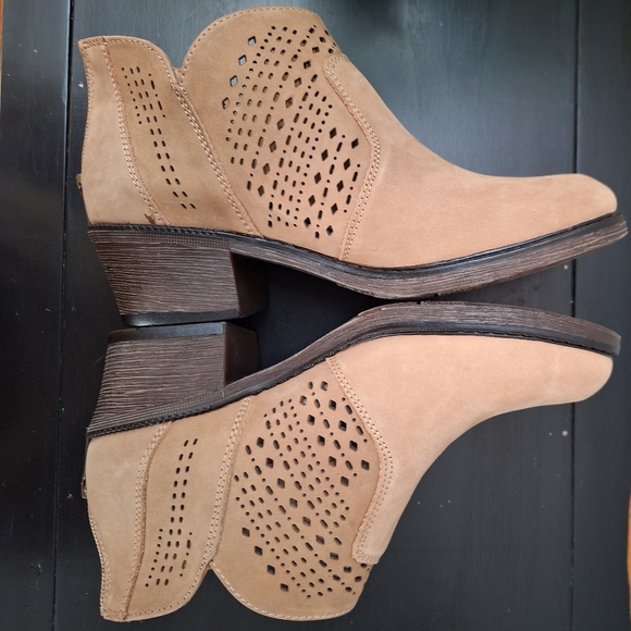 Propét LightTan Booties Size 6 - Picture 2 of 5